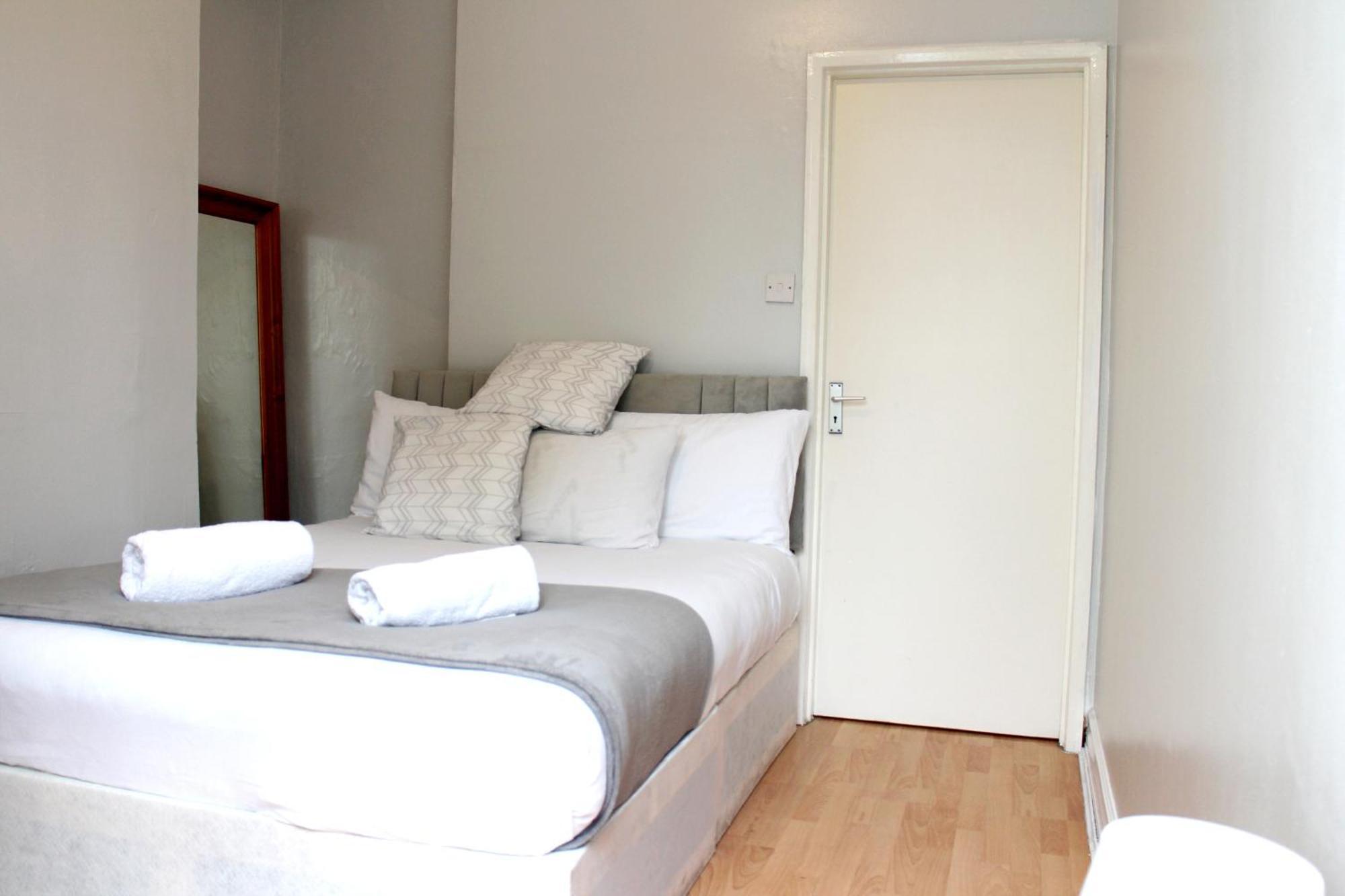 Large Garden Apartment On Golders Green High Road Londra Dış mekan fotoğraf