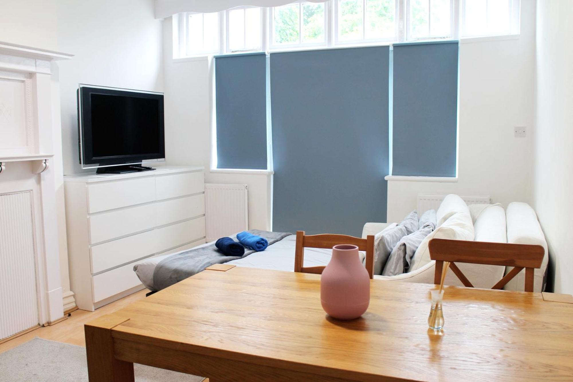 Large Garden Apartment On Golders Green High Road Londra Dış mekan fotoğraf